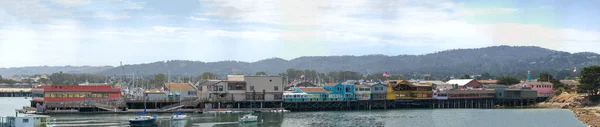 MONTEREY, CA - 4 AGOSTO 2017: Vista panoramica sul molo della città con — Foto Stock