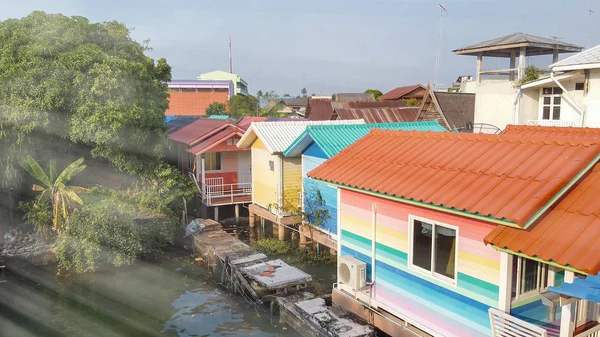 Flygfoto över Amphawa marknaden, berömd flytande marknaden nära Bangk — Stockfoto