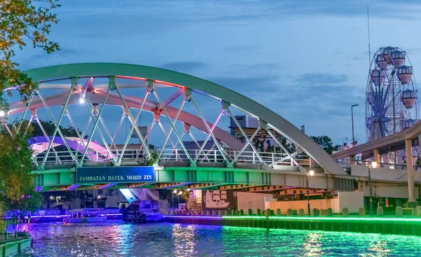 Vista soleada del río Melaka desde un crucero. Malacca Riv — Foto de Stock