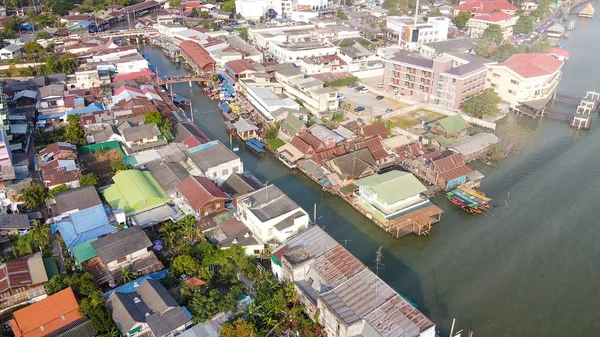 Widok z lotu ptaka Amphawa Market, słynny pływający rynek w pobliżu Bangk — Zdjęcie stockowe