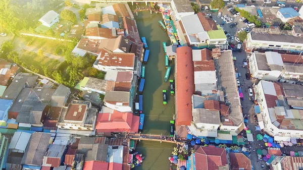 Vista aérea del Mercado Amphawa al atardecer, famoso mercado flotante. — Foto de Stock