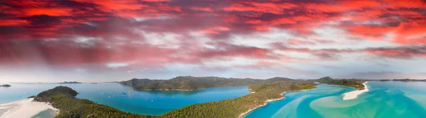 Fantastisk ö mitt i havet. Panoramautsikt över solen — Stockfoto