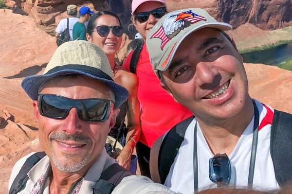 Ulusal Parkta Selfie Çeken Bir Grup Mutlu Turist — Stok fotoğraf