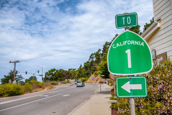 California rodovia 1 sinal verde na rua — Fotografia de Stock