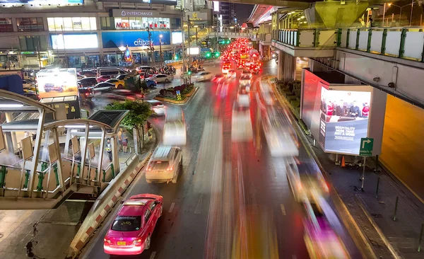 BANGKOK - 6 gennaio 2020: Traffico notturno sulla strada principale della città, — Foto Stock