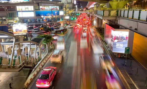 BANGKOK - 6 HAZİRAN 2020: Ana şehir yolunda gece trafiği, 