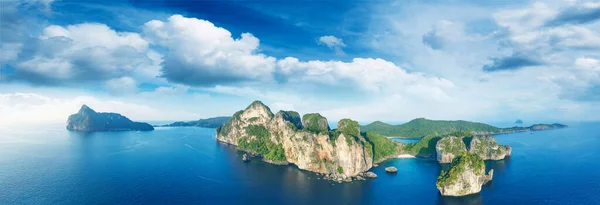 Nui Beach geweldig strand bij zonsondergang, vanuit de lucht uitzicht op Phi Phi Don, T — Stockfoto