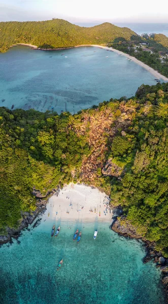 Úžasný letecký pohled na tropickou pláž od dronu — Stock fotografie