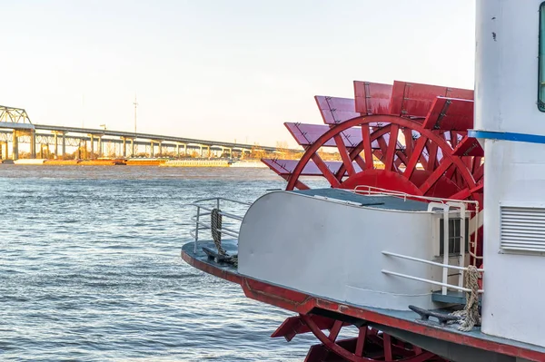 Bateau à vapeur amarré au port de la ville — Photo