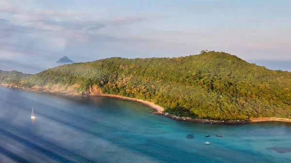 Fantastisk solnedgång antenn utsikt över Nui Beach från drönare. Ko Phi Phi D — Stockfoto