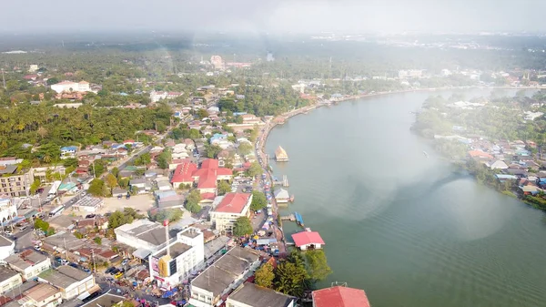 Flygfoto över Amphawa Market vid solnedgången, berömd flytande marknad — Stockfoto