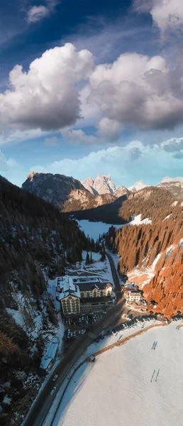 Widok z lotu ptaka pięknego alpejskiego krajobrazu Misurina, włoski D — Zdjęcie stockowe