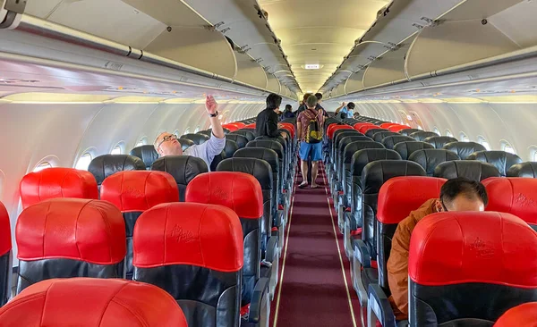 BANGKOK - JANUARY 5, 2020: Aircraft interior with empty seats an — Stock Photo, Image