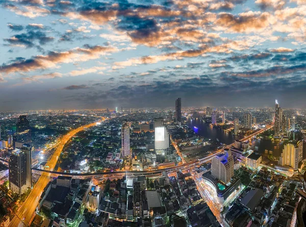 Vista aérea de los rascacielos de Bangkok por la noche, Tailandia. —  Fotos de Stock