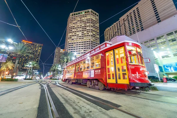 NEW ORLEANS, LA - ✔ RUARI 10, 2016: City färgglada spårvagn längs c — Stockfoto