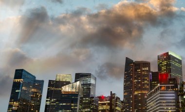 Gece Singapur 'un şehir merkezindeki binalar