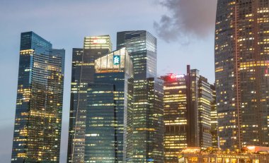 ŞARKI - 4 HAZİRAN 2020: Gece silueti ve şehir binaları