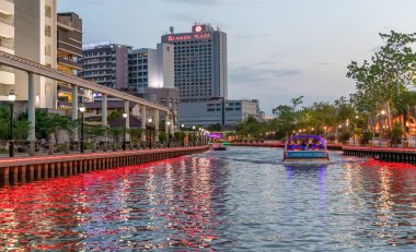 MALACCA, MALAYSIA - 2019 ARALIK: Melaka nehrinin gün batımı manzarası