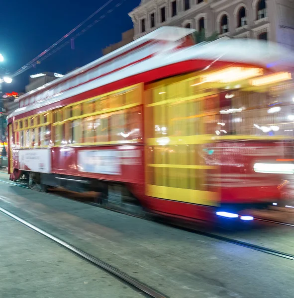 NEW ORLEANS - FEBRUARY 11, 2016: Městské ulice v noci s tramvají — Stock fotografie