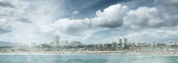 Vue panoramique sur le coucher du soleil sur Santa Monica. Vue de la ville et de la plage — Photo