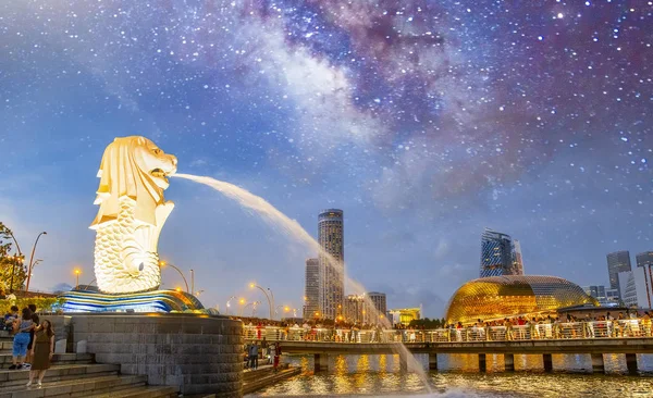 Merlion Singapore es el símbolo de la ciudad, situado en la zona de Marina Bay. —  Fotos de Stock