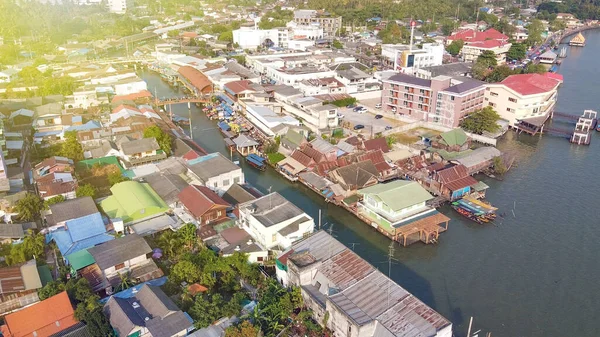 Flygfoto över Amphawa marknaden, berömd flytande marknaden nära Bangk — Stockfoto