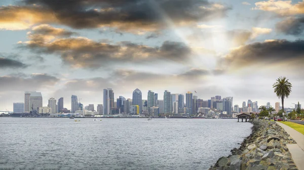 Pôr do sol skyline de San Diego, Califórnia — Fotografia de Stock