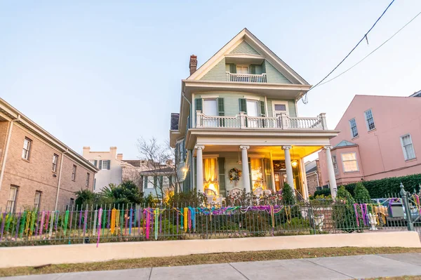 Casas de estilo histórico do sul ao longo de Saint Charles Avenue em Ne — Fotografia de Stock