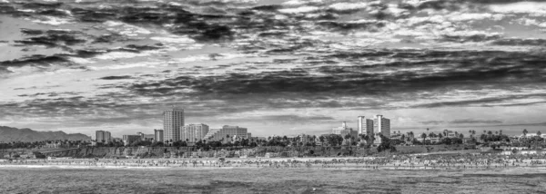 Widok na zachód słońca Santa Monica. Miasto panorama i plaża ov — Zdjęcie stockowe