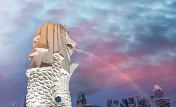 Singapur Merlion a panorama města při západu slunce — Stock fotografie