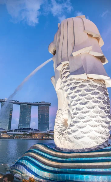 SINGAPORE - Június 3, 2020: Merlion mérföldkő és városi felhőkarcoló — Stock Fotó