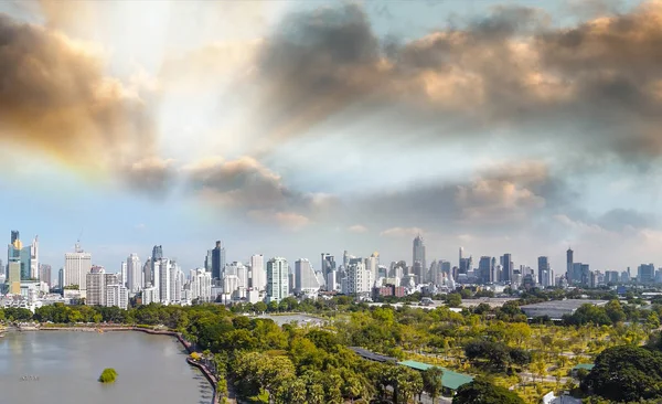 Bangkok panorama, Thajsko. Letecký pohled na budovy města z Be — Stock fotografie