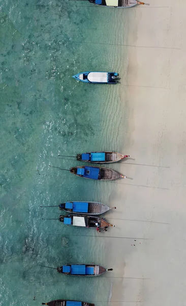 Tajlandia długi ogon i motorówka tajskie na plaży Phuket, beautifu — Zdjęcie stockowe