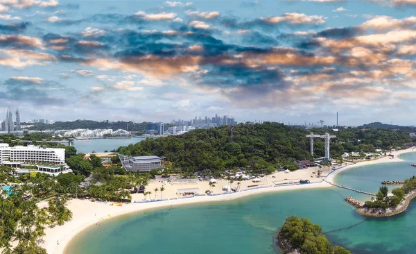 Panoramiczny widok z lotu ptaka na Siloso Beach i wyspę Sentosa o świcie — Zdjęcie stockowe