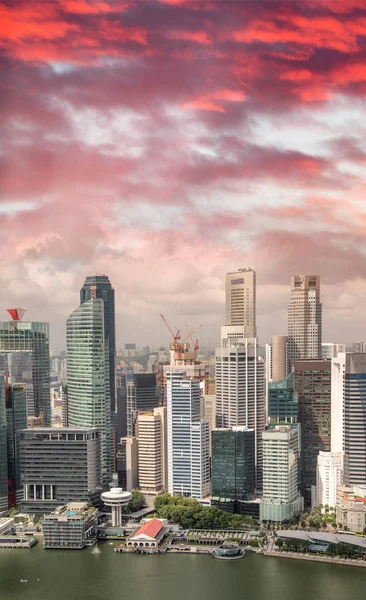 Aerial skyline of downtown skyscrapers in Singapore at sunset — Stock Photo, Image