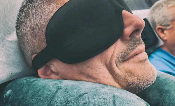 Homem Dormindo Voo Avião Usando Uma Máscara Ocular Para Proteger — Fotografia de Stock