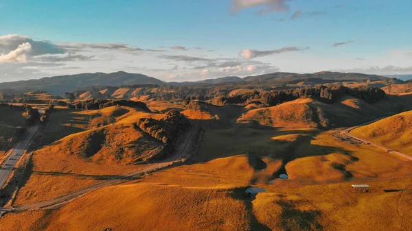 美しいリスクを持つ素晴らしい丘や田舎の空中ビュー — ストック写真