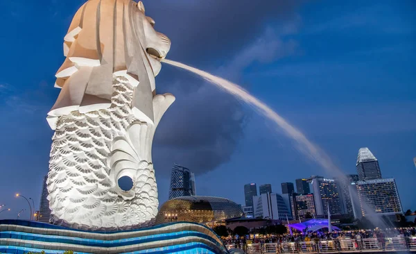 SINGAPUR - JANUARY 3, 2020: Merlion landmark y city skyscrape. —  Fotos de Stock