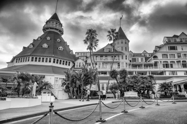 SAN DIEGO, CA - JULI 30, 2017: Toeristen bezoeken Hotel del Coronado — Stockfoto