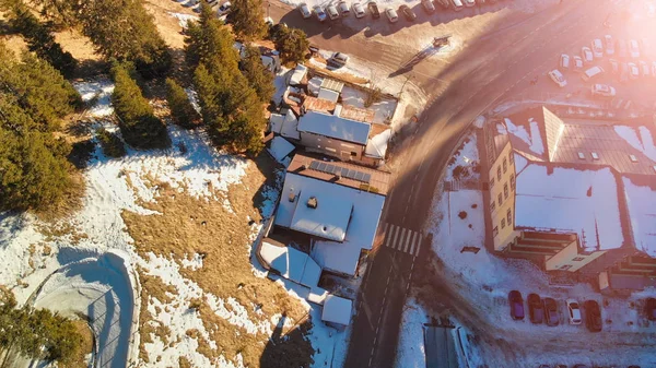 Vista aérea da bela estrada ao longo das montanhas no inverno — Fotografia de Stock