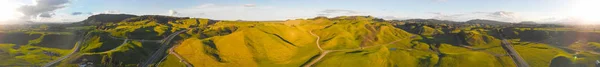 Vista aérea de las impresionantes colinas y campos de Nueva Zelanda con una vista espectacular. — Foto de Stock