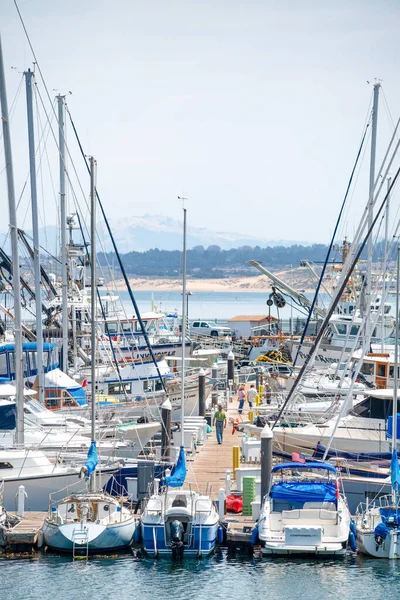 MONTEREY, CA - 4 AGOSTO 2017: Monterey Marina con le barche ormeggiate — Foto Stock