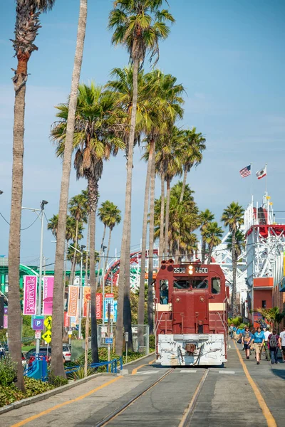 SANTA CRUZ, CA - AUGUST 4, 2017: Turister och lokalbefolkning njuta av staden — Stockfoto