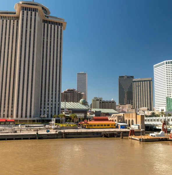 NEW ORLEANS - 11 Şubat 2016: Güzel bir güneş üzerinde şehir silüeti — Stok fotoğraf