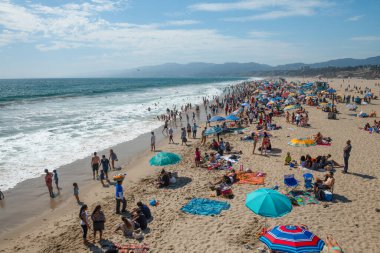 Santa Monica, CA - 1 Ağustos 2017: Turistler Santa Monica B 'nin tadını çıkarın
