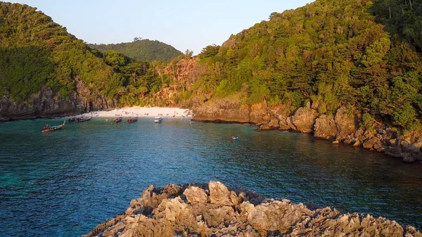 Incredibile vista aerea tramonto di Nui Beach dal drone. Ko Phi Phi D — Foto Stock