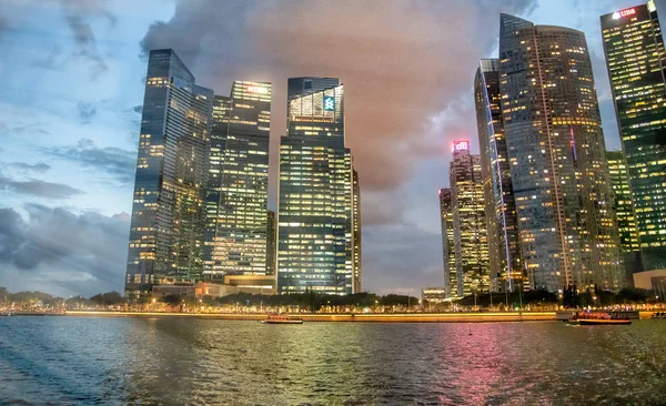 SINGAPORE - JANUARY 4, 2020: Cronômetro noturno e edifícios urbanos de — Fotografia de Stock