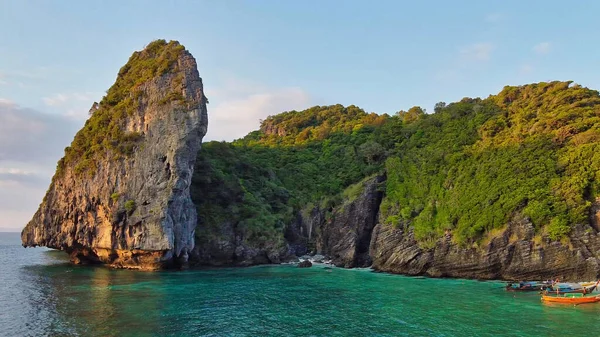 Csodálatos naplemente légi kilátás Nui Beach a drón. Ko Phi Phi D! — Stock Fotó