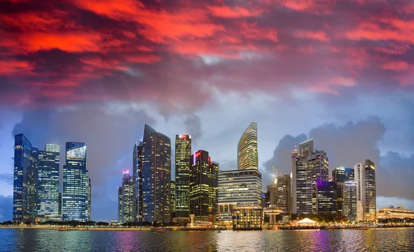Singapurs Skyline in der Marina Bay bei Sonnenuntergang — Stockfoto