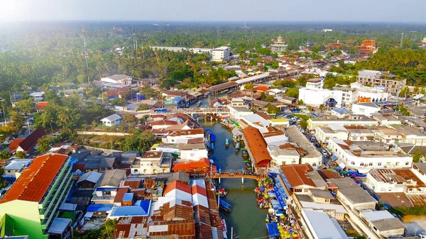 Flygfoto över Amphawa Market vid solnedgången, berömd flytande marknad — Stockfoto